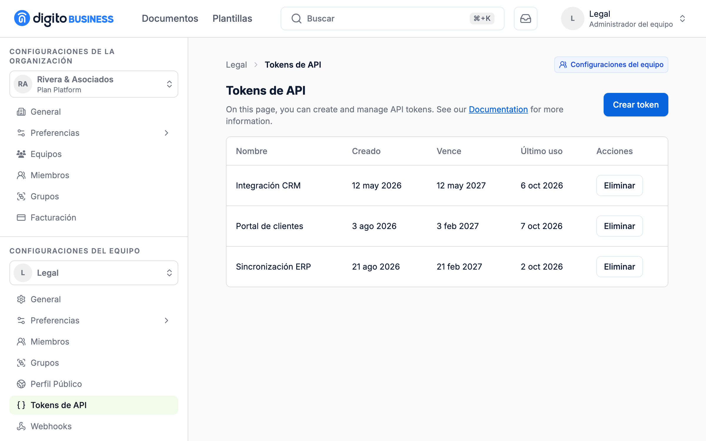 Sección Tokens de API del equipo Legal, con Crear token y una tabla ilustrativa de nombres, fechas y acciones.